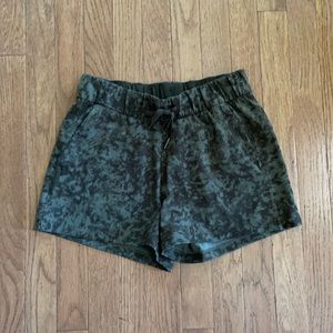 Lululemon ON THE FLY shorts size 4